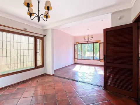 Casa 5 ambientes con 1 baño