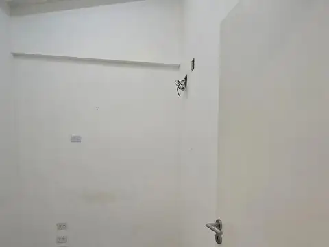 Oficina 6 ambientes con 1 baño