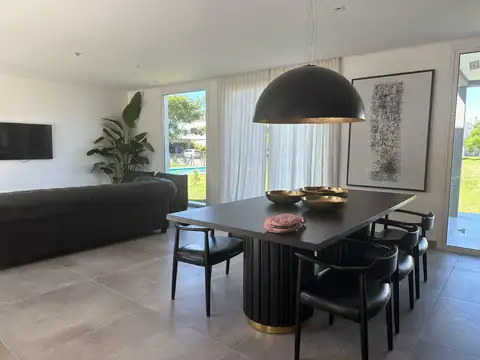 Casa 6 ambientes con 2 baños