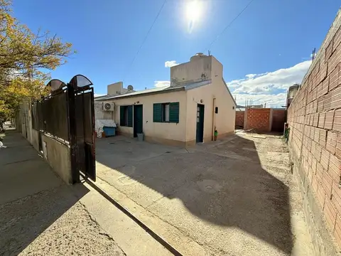 CASA 2 DORMITORIOS BARRIO MOURE