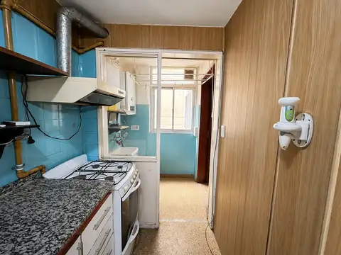 Departamento 3 ambientes + escritorio con balcon al frente en excelente ubicacion. A reciclar!