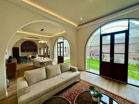 Casa de 4 dormitorios con cochera, quincho, jardín y pileta