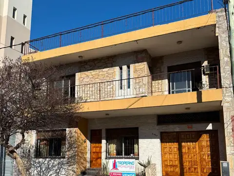 Casa en venta 6 ambientes con Jardin cochera pasante quincho y despensa