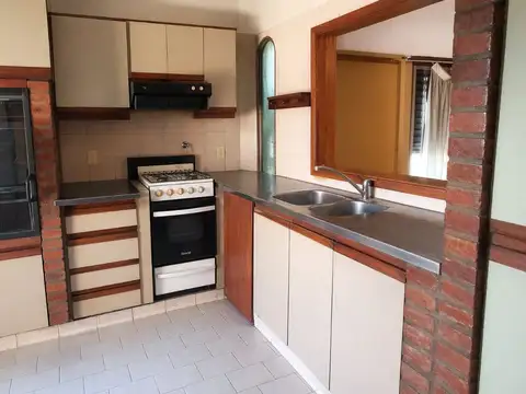 Casa 4 ambientes con 1 baño