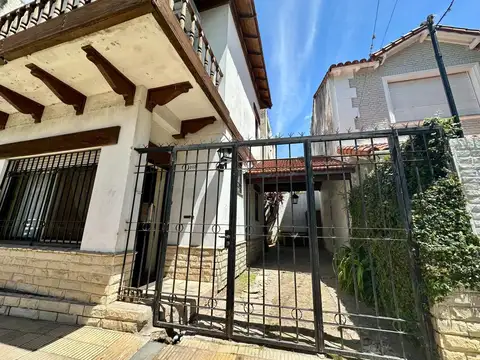 CHALET A RECICLAR EN INMEJORABLE ZONA - 4 AMB. CON PATIO