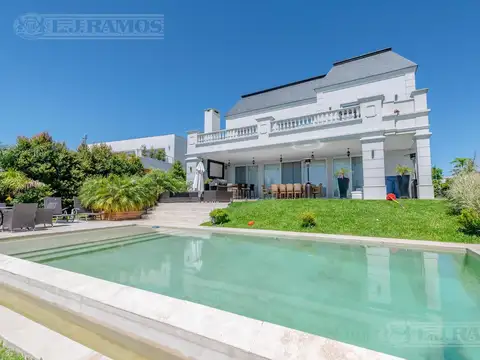 Hermosa casa estilo francés en Muelles, Puertos del Lago