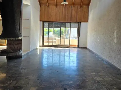 Muy lindo 4 ambientes en primer piso por escalera con Balcon y Patio en Villa Lynch