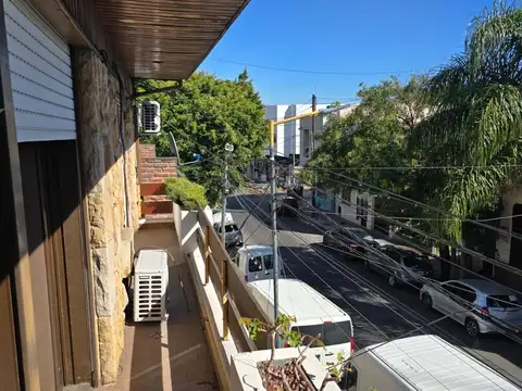 Muy lindo 4 ambientes en primer piso por escalera con Balcon y Patio en Villa Lynch