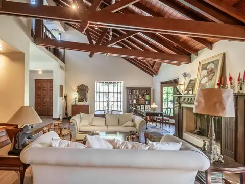 Casa 8 ambientes con 4 baños