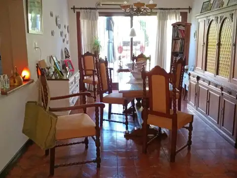 Casa 4 ambientes con 2 baños