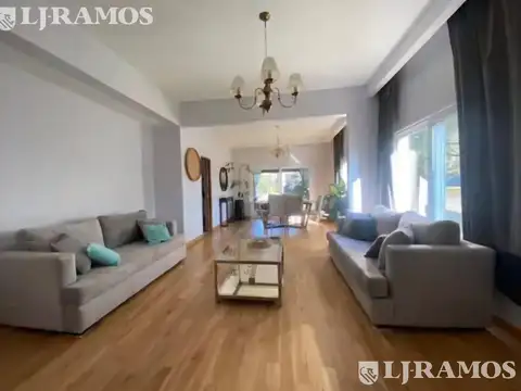 Casa 6 ambientes con 5 baños