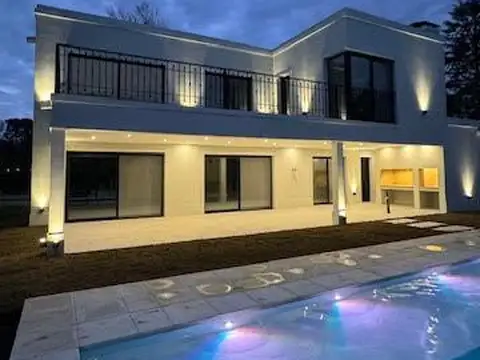 MODERNA CASA EN VENTA - CLUB DE CAMPO EL MORO - MARCOS PAZ