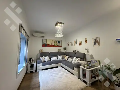 Casa 8 ambientes con 2 baños