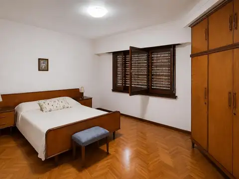 Casa 6 ambientes con 2 baños