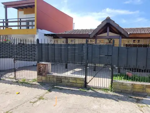 ALQUILO CASA 3 AMB C/ COCHERA PARQUE SAN MARTIN MERLO