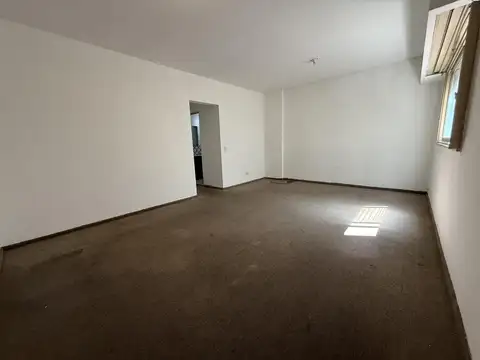 Suipacha  al 900 (M. T. de Alvear y Paraguay)