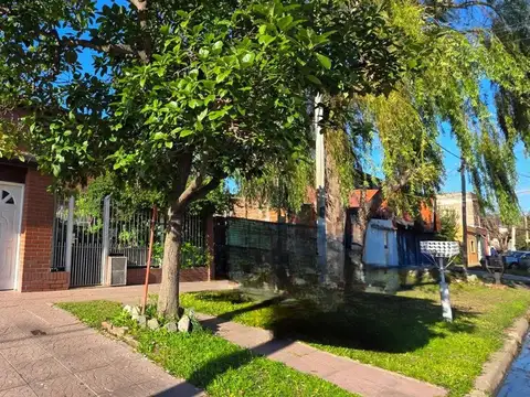 CASA Y DEPARTAMENTO TEMPERLEY VENTA GARAGE Y PATIO