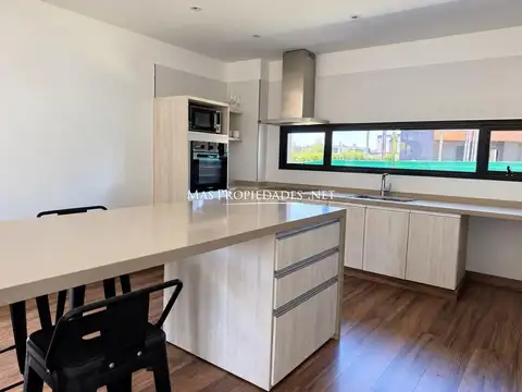 Casa en Alquiler con 2 cocheras