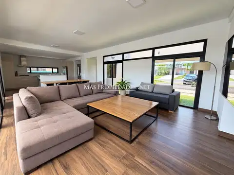 Casa 5 ambientes con 4 baños