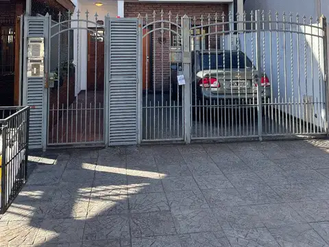 EXCELENTE DUPLEX 3 AMBIENTES CONTRAFRENTE, POSEE AMPLIO PATIO, UBICADO A  2 CUADRAS DEL METROBUS Y A 8 DE ESTACION