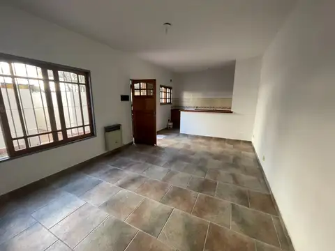 EXCELENTE DUPLEX 3 AMBIENTES CONTRAFRENTE, POSEE AMPLIO PATIO, UBICADO A  2 CUADRAS DEL METROBUS Y A 8 DE ESTACION