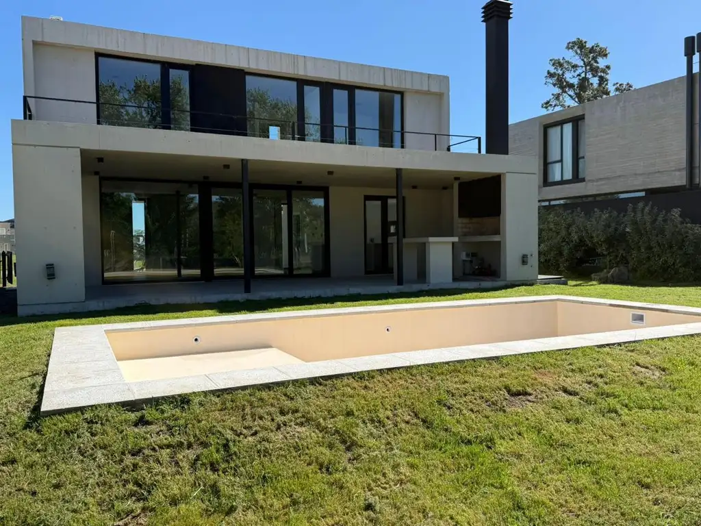 Casa en Venta - 3 dormitorios - USD 460.000