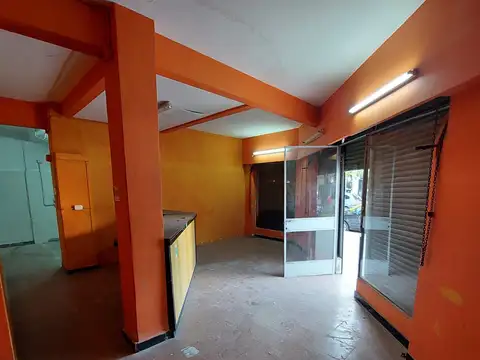 Gran local comercial con excelente amplitud de 100m2 y múltiples usos
