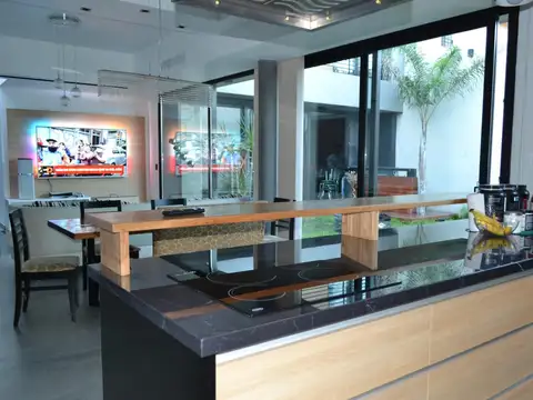 Casa en Venta con 4 cocheras