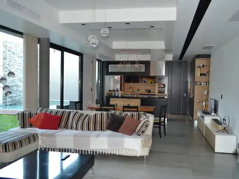 Casa única en la zona - Excelente calidad constructiva 