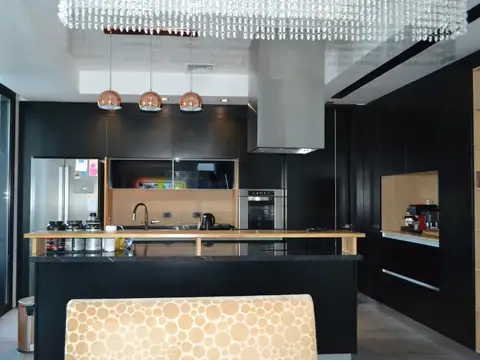 Casa 5 ambientes con 3 baños
