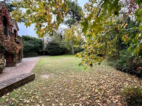 Casa 8 ambientes con 3 baños