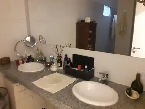 Oficina 10 ambientes con 8 baños