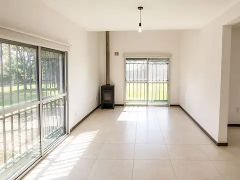 VENTA CASA 3 AMB CON PARQUE EN LA REJA