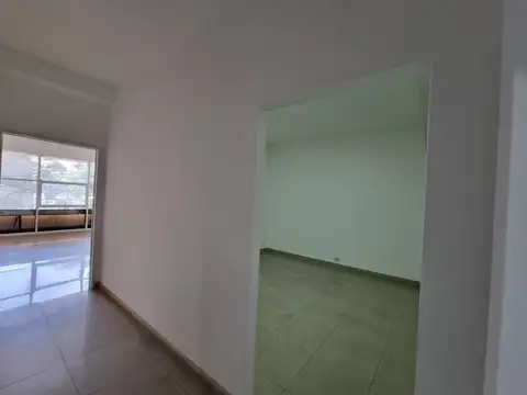 Oficina 5 ambientes con 2 baños