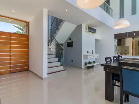 Casa en Venta con 6 cocheras