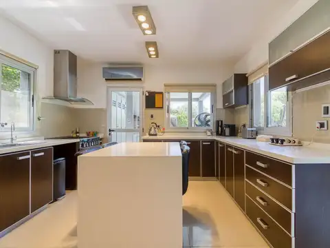 Casa 7 ambientes con 4 baños