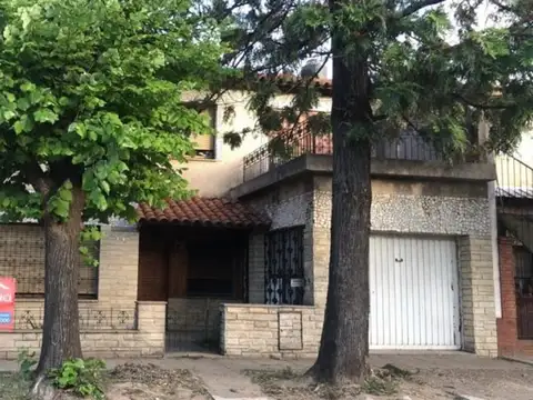 CHALET A METROS DE AVENIDA