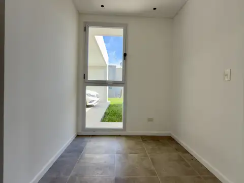 Casa en Alquiler con 2 cocheras