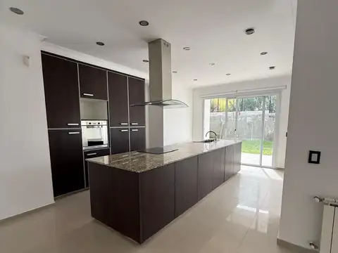 Casa 5 ambientes con 2 baños