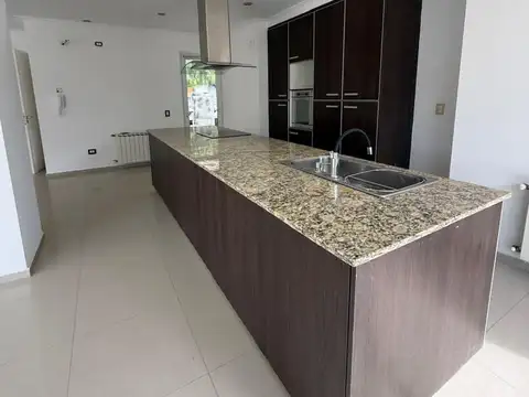 Casa en Alquiler con 2 cocheras