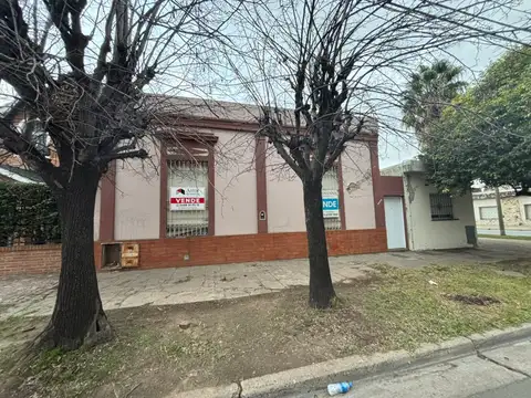 Casa centrica a refaccionar en venta