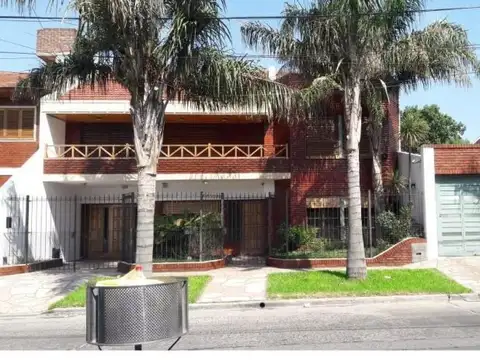 Casa 8 ambientes con 3 baños