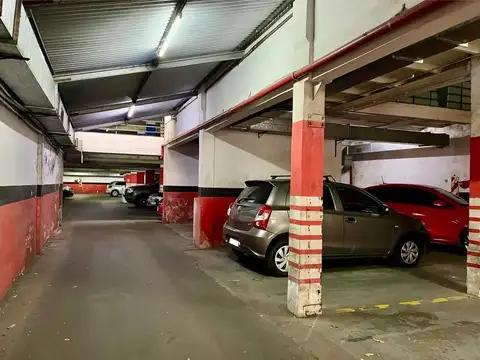 VENTA COCHERA X MONTACARGA MUY CERCA DEL CONGRESO -  PORTON AUTOMATICO