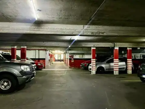 VENTA COCHERA  MUY CERCA DEL CONGRESO -  PORTON AUTOMATICO