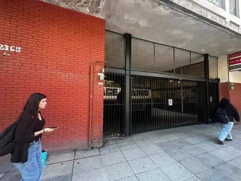 En venta - cochera fija y cubierta.