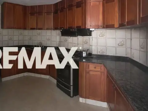 Casa 8 ambientes con 5 baños