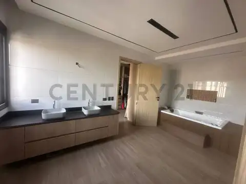 Casa 6 ambientes con 4 baños