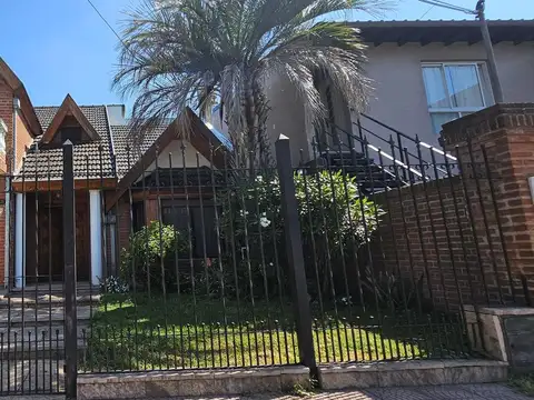 Casa estilo chalet 5 ambientes con quincho, pileta y cochera en Palomar