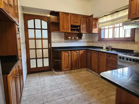 Casa en Venta con 3 cocheras