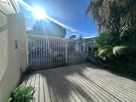 Casa 6 ambientes con 2 baños